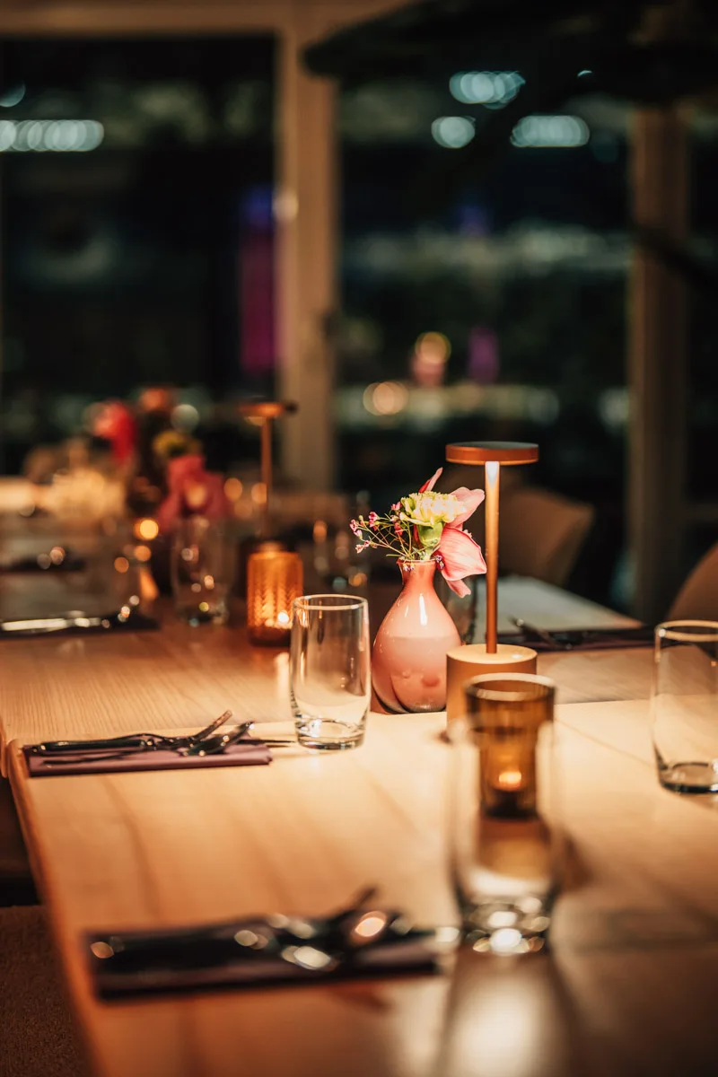 Liebevoll gedeckter Tisch mit Blumen und warmem Licht im Hot Chilli